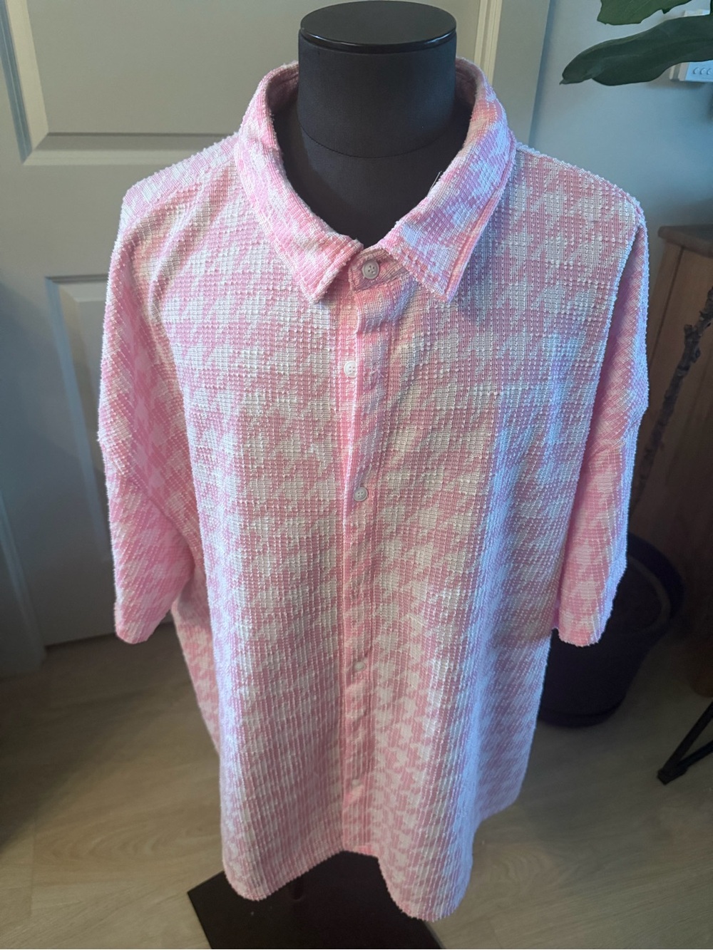 Men's Pink Houndstooth Short-Sleeve Button-Down Shirt